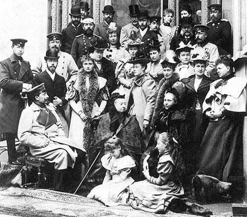 Королева Виктория со своей многочисленной родней. Слева, в шляпе, Николай, тогда еще цесаревич, с невестой Алисой Гессенской. Источник: wikipedia.org