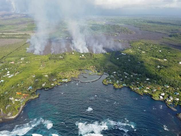 Аэросъемка извержения гавайского вулкана Килауэа.