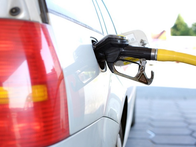 Пикетчики предлагали недовольным ростом цен на бензин автомобилистам посигналить.