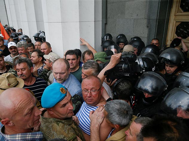 У здания Верховной рады в центре украинской столицы начались столкновения между полицией и участниками акции протеста