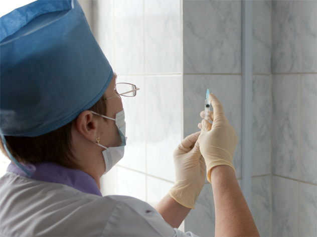 Медсестра со шприцем