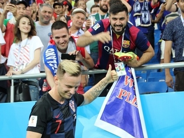 Иван Ракитич подарил свои бутсы фанату в Ростове-на-Дону