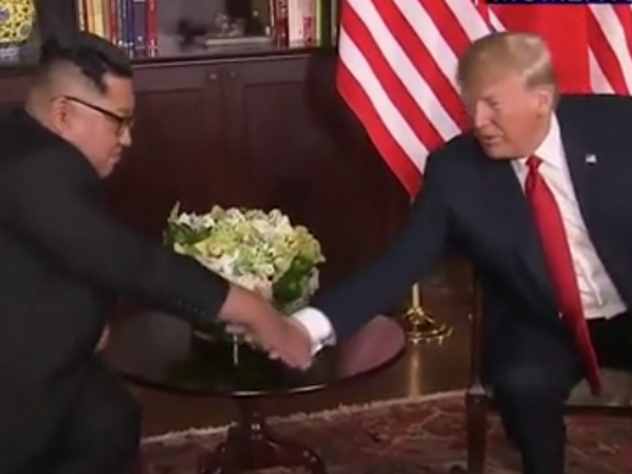 Президент США Дональд Трамп и северокорейский лидер Ким Чен Ын встретились на первом саммите двух стран в Сингапуре.