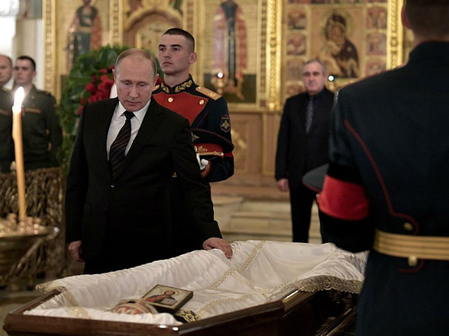 Владимир Путин у гроба Станислава Говорухина