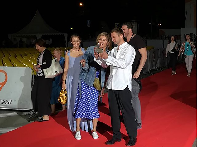 На фестивале светскую львицу постоянно видят с новым бой-френдом