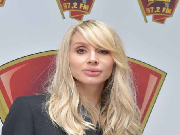 Известная певица Светлана Лобода, которая совсем недавно стала во второй раз мамой, опубликовала на своей страничке в социальной сети Instagram** фотографию, на которой она стоит в черном костюме. В руках у певицы элегантная сумочка. При этом Лобода прекрасно выглядит. У нее уже нет никакого живота, который некоторое время «держится» у недавно родивших женщин.