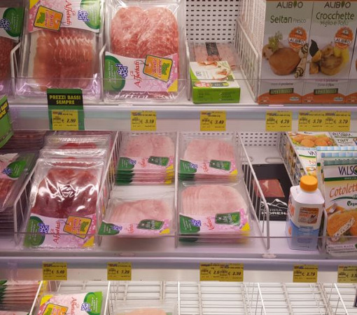 можно купить несколько видов сыра (от 1 евро за небольшой кусок), упаковку хамона (от 2 евро) и хорошее вино (от 5 евро)