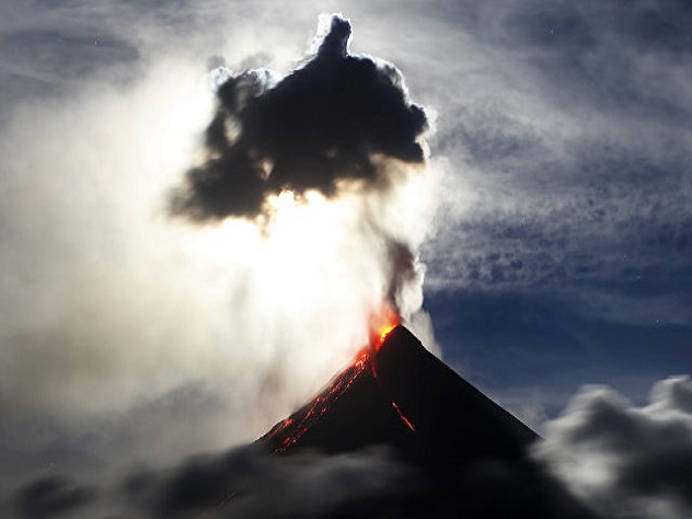 Извержение вулкана в Гватемале убило десятки людей