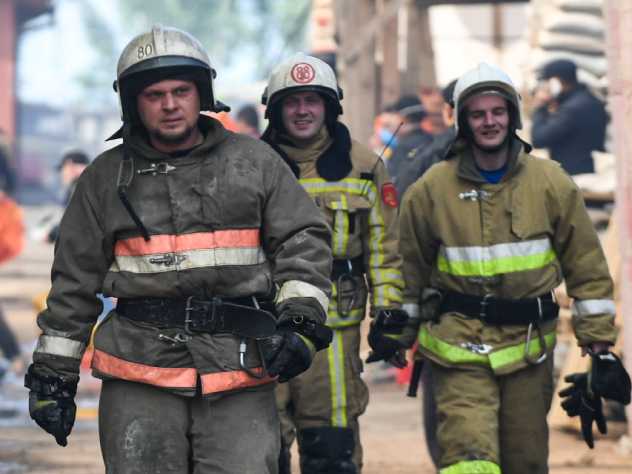 Горят балконы на четырех этажах постройки