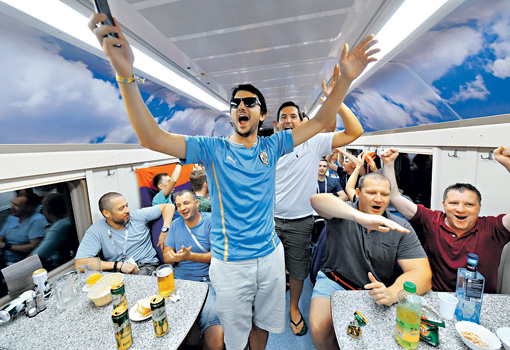 В вагоне-ресторане пиво текло рекой