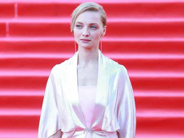 Известная актриса, звезда фильма «Черная молния» Екатерина Вилкова на своей страничке в социальной сети Instagram** опубликовала фотографию, на которой она стоит в новом розовом платье в пол. При этом звезда подняла руки к небу и стало очень напоминать «Жар-птицу», которая готова оторваться от земли и полететь.