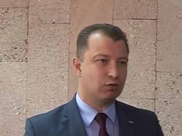 Курьезный случай произошел в Серове, где на прием граждан по различным вопросам к заместителю министра строительства Свердловской области Василию Сизикову записалась только одна местная чиновница. Это начальник местного управления соцполитики Ольга Сафонова.