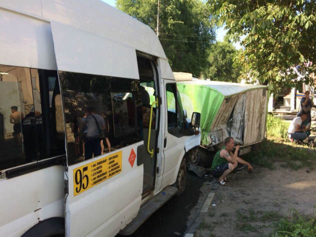 Микроавтобус маршрута № 95 врезался в грузовик саратовской кондитерской