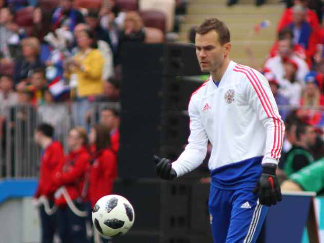 Известный американский журнал FourFourTwo назвал вратаря сборной России по футболу Игоря Акинфеева, выступающего за московский клуб ЦСКА, худшим в составе сборной России. По мнению американцев, вратарь в первых двух встречах на чемпионате мира практически не имел работы, поэтому оценить его игровой потенциал было проблематично. В третьей игре против команды Уругвая в Самаре, как заявили журналисты издания, именно ошибки российского голкипера привели к пропущенным мячам. В вину Акинфееву американцы поставили излишнюю медлительность. Известный американский журнал FourFourTwo назвал вратаря сборной России по футболу Игоря Акинфеева, выступающего за московский клуб ЦСКА, худшим в составе сборной России. По мнению американцев, вратарь в первых двух встречах на чемпионате мира практически не имел работы, поэтому оценить его игровой потенциал было проблематично. В третьей игре против команды Уругвая в Самаре, как заявили журналисты издания, именно ошибки российского голкипера привели к пропущенным мячам. В вину Акинфееву американцы поставили излишнюю медлительность.