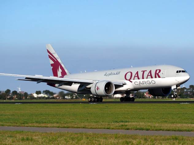Пассажир элитной авиакомпании Qatar Airways попрошайничал на борту самолета