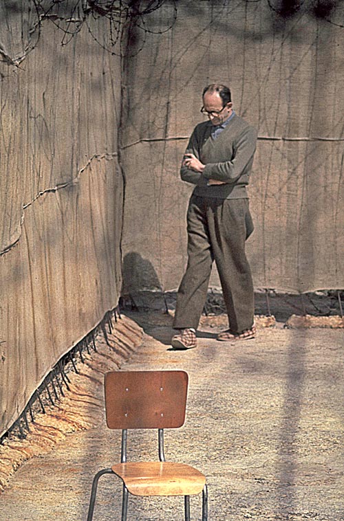Адольф Эйхманн, бывший подчиненный Мюллера, на прогулке в тюрьме Рамле незадолго до казни. Фото: wikimedia.org