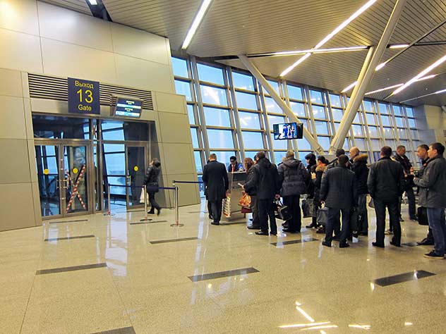 Во сколько же обойдется билет на море российским путешественникам? Чтобы добраться из Сибири до Сочи придется заплатить не менее двенадцати тысяч рублей в одну сторону. Дешевле всего лететь на отдых из Москвы