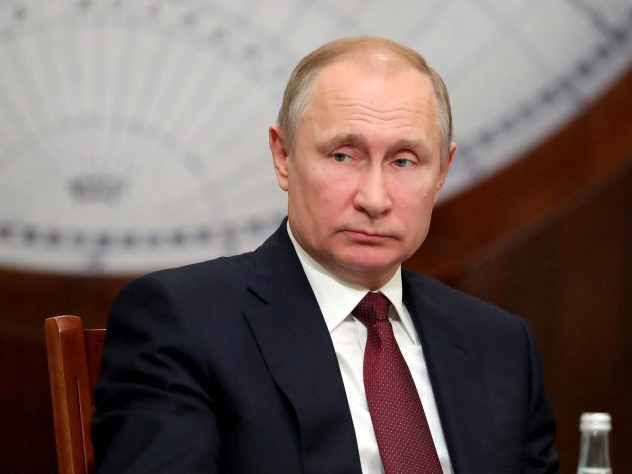 Президент России Владимир Путин во время Прямой линии заявил, что зарплаты граждан страны, задействованных в социальной сфере, не должны уменьшаться ни в коем случае.