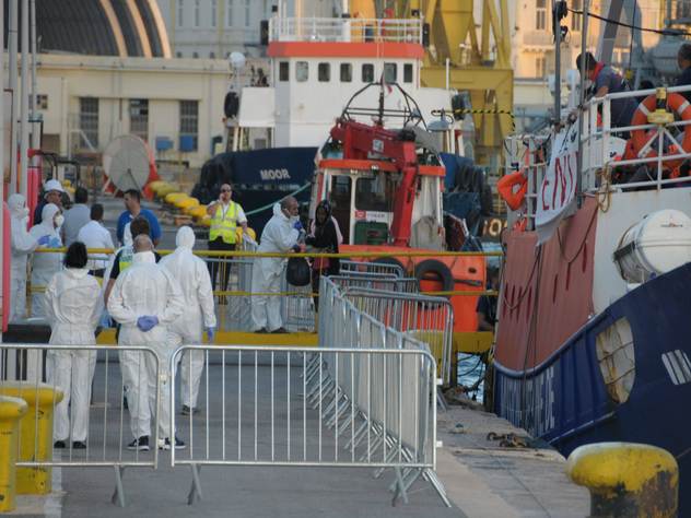 В порту Мальты приняли лодку с беженцами.