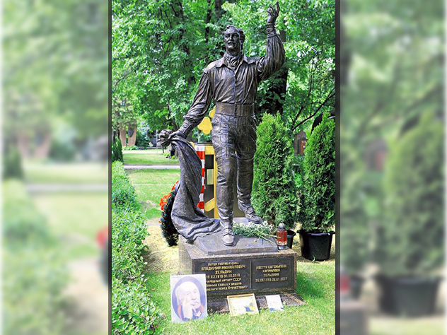На Новодевичьем кладбище на могиле Владимира Зельдина открыли бронзовый памятник великому актеру.