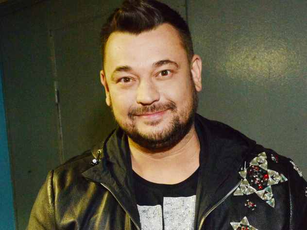 Лидер группы «Руки Вверх» Сергей Жуков на страничке в Instagram** рассказал о своей юной поклоннице из Самары. Мама девочки прислала певцу трогательное видео. На кадрах малышка признается Жукову в любви. «Я люблю тебя, Сережа. Мне очень нравятся твои песни, и я очень хочу с тобой познакомиться. Я хорошая девочка. Меня зовут Варвара».