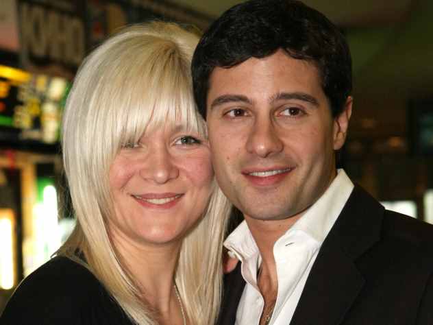 Известные актеры и певцы Антон и Виктория Макарские поздравили всех пользователей на своей страничке в Instagram** трогательной фотографией.