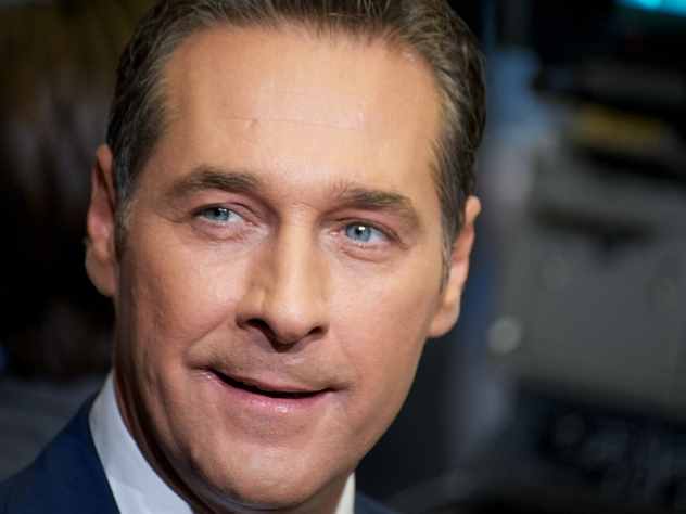 Австрийский вице-канцлер, федеральный министр спорта и лидер Австрийской партии свободы (FPÖ) Хайнц-Кристиан Штрахе заявил о том, что странам Евросоюза, по его мнению, после введения США новых торговых пошлин следует пересмотреть свою позицию относительно санкций против России.