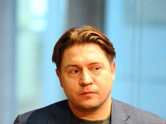 Адвокат арестованного Дмитрия Захарченко Александр Карабанов заявил, что приставы «варварским» способом конфисковали автомобиль Porsche Cayenne, принадлежащий обвиняемому в получении взяток полковнику МВД.