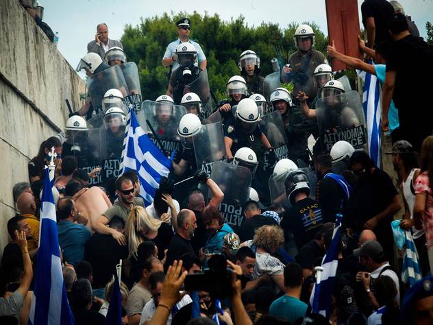 Греческие националисты схлестнулись с полицией во время протестной акции.