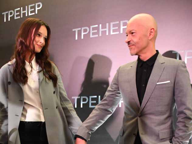 Журналисты узнали, что мешает известному актеру и режиссеру Федору Бондарчуку сыграть свадьбу со своей новой пассией Паулиной Андреевой.