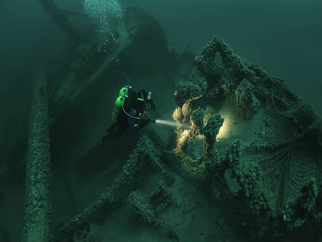 Затонувшее судно лежит на глубине 40 метров в 40 километрах от западного побережья Крыма
