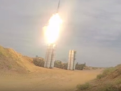 Зенитные ракетно-пушечные комплексы «Панцирь-С1» и ЗРК С-400 «Триумф» отбили ракетный удар противника с моря.