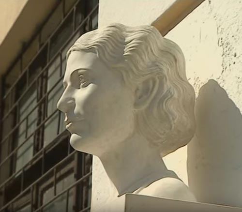 Бюст Тани Маркус, установленный взамен разрушенной вандалами памятной таблички, Киев, 2017 год. Источник: кадр YouTube