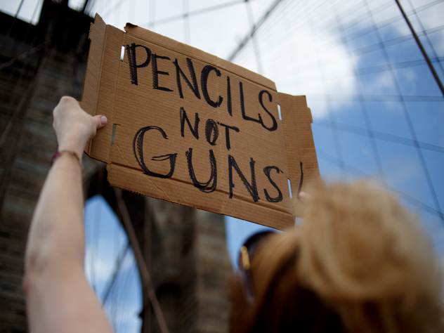 Митинг активистов в США, призывающих покончить с нападением на школы.