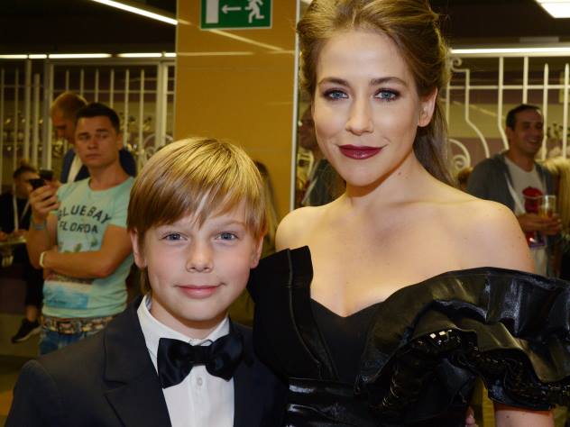 Телеведущая Юлия Барановсная