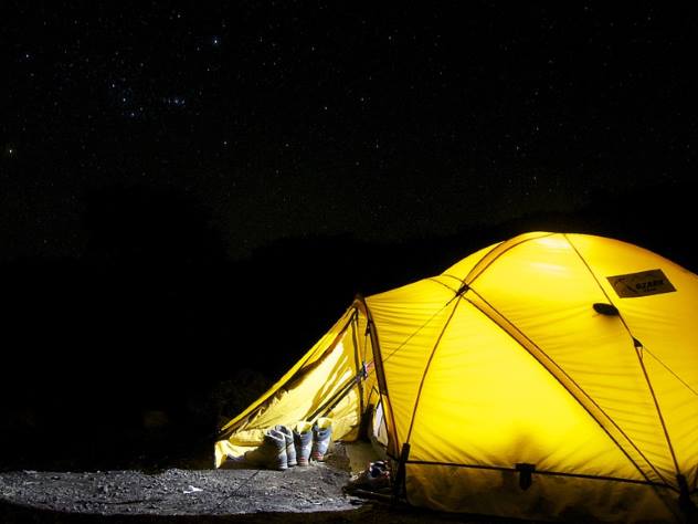 Палаточный лагерь в Закарпатской области занесло снегом