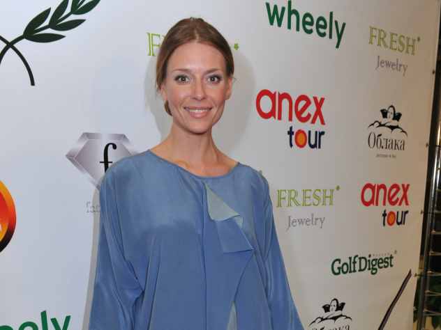 Известная актриса Любовь Толкалина на своей странице в социальной сети Instagram** опубликовала фотографию, на которой она стоит по пояс обнаженной. При этом звездная актриса прячет свой бюст, скрестив руки. Взгляд Толкалиной свидетельствует о том, что она пребывает в романтическом настроении.