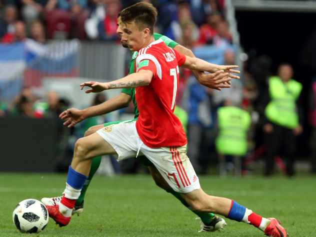 Сергей Головин, отец полузащитника сборной России Александра Головина в эфире радио «Комсомольская правда» прокомментировал слухи и возможный отъезд за рубеж своего сына.