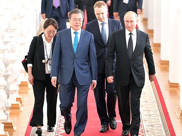 Президент Южной Кореи признался в любви к России, которую привили книги Толстого и Достоевского