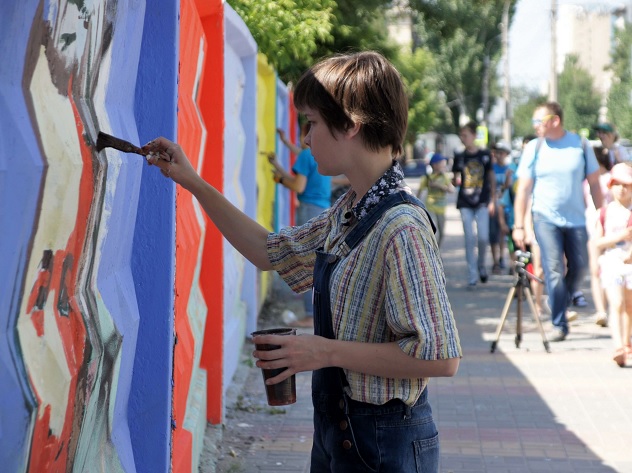 Молодые художницы из волонтерского клуба «Рисуем город вместе!» изобразят форвардов тех сборных, которые сыграют во время чемпионата на стадионе «Волгоград-Арена»