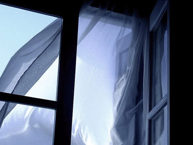 Недовольный качеством оказанной учлеги, клиент выкинул путану из окна