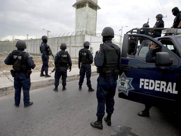 Федеральная полиция вынуждена была арестовать всех городских стражей порядка.