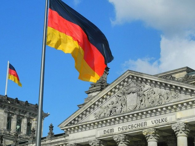 Депутат немецкого парламента от партии «Альтернатива для Германии» Маркус Фронмайер заявил, что его страна несет потери в сотни миллионов евро из-за антироссийских санкций.