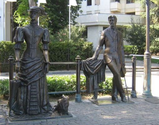 Чехов и его «Дама с собачкой» на ялтинской набережной