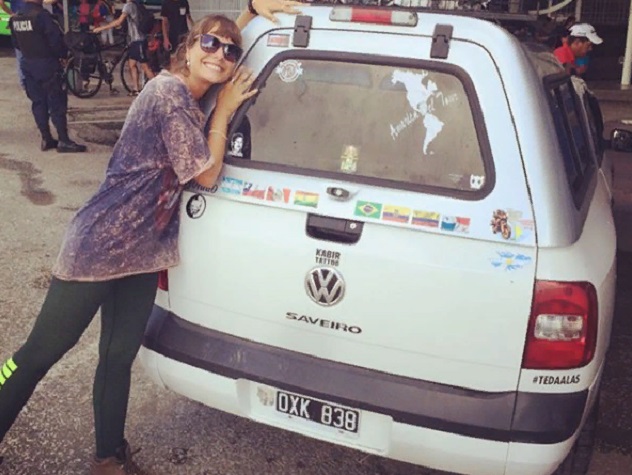 Аргентинские болельщики 2,5 года ехали в Россию на ЧМ-2018. Спонтанное путешествие молодой пары и их собаки было полно приключений: позади остались десятки стран, кораблекрушение и вот футбольные фанаты на Красной площади