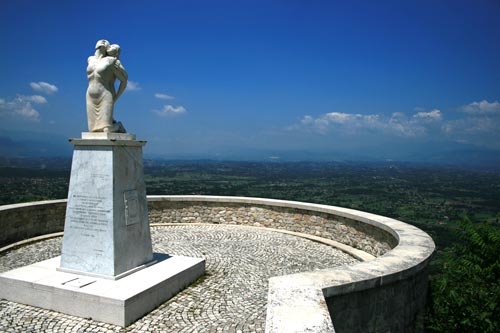 «Mamma Ciociara», памятник женщинам, погибшим от рук марокканцев. Castro Dei Volsci, Лацио, Италия. Фото: wikimedia.org
