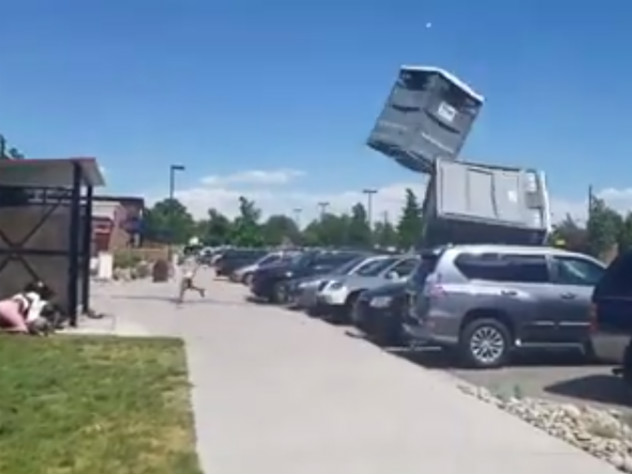 Туалетные кабинки ударились о стоящие рядом автомобили и взмыли в воздух