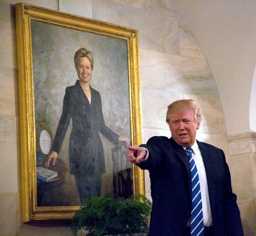 Дональд Трамп в Белом дом, на фоне портрета бывшей первой леди Хиллари Клинтон, 2017 г. Фото: Globallookpress.com