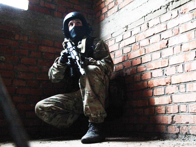 Ставрополь. Бойцы Специального Отряда Быстрого Реагирования (СОБР) штурмуют здание во время учений. Источник: Архив «КП»