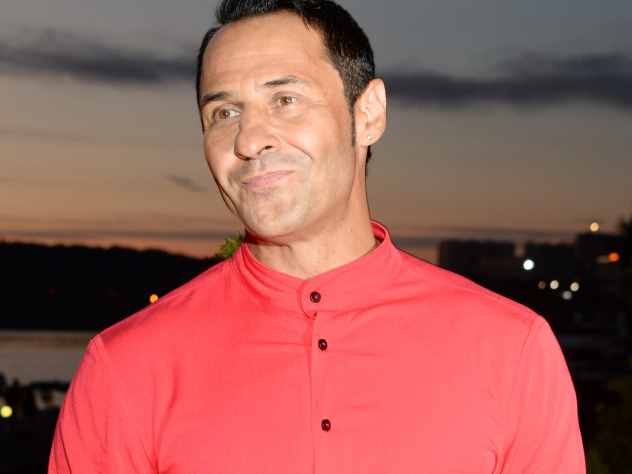 Известный российский певец и телеведущий Стас Костюшкин на своей странице в Instagram** удивил поклонников новым необычным образом.